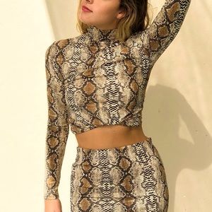 Top - Snake print mock neck 🐍